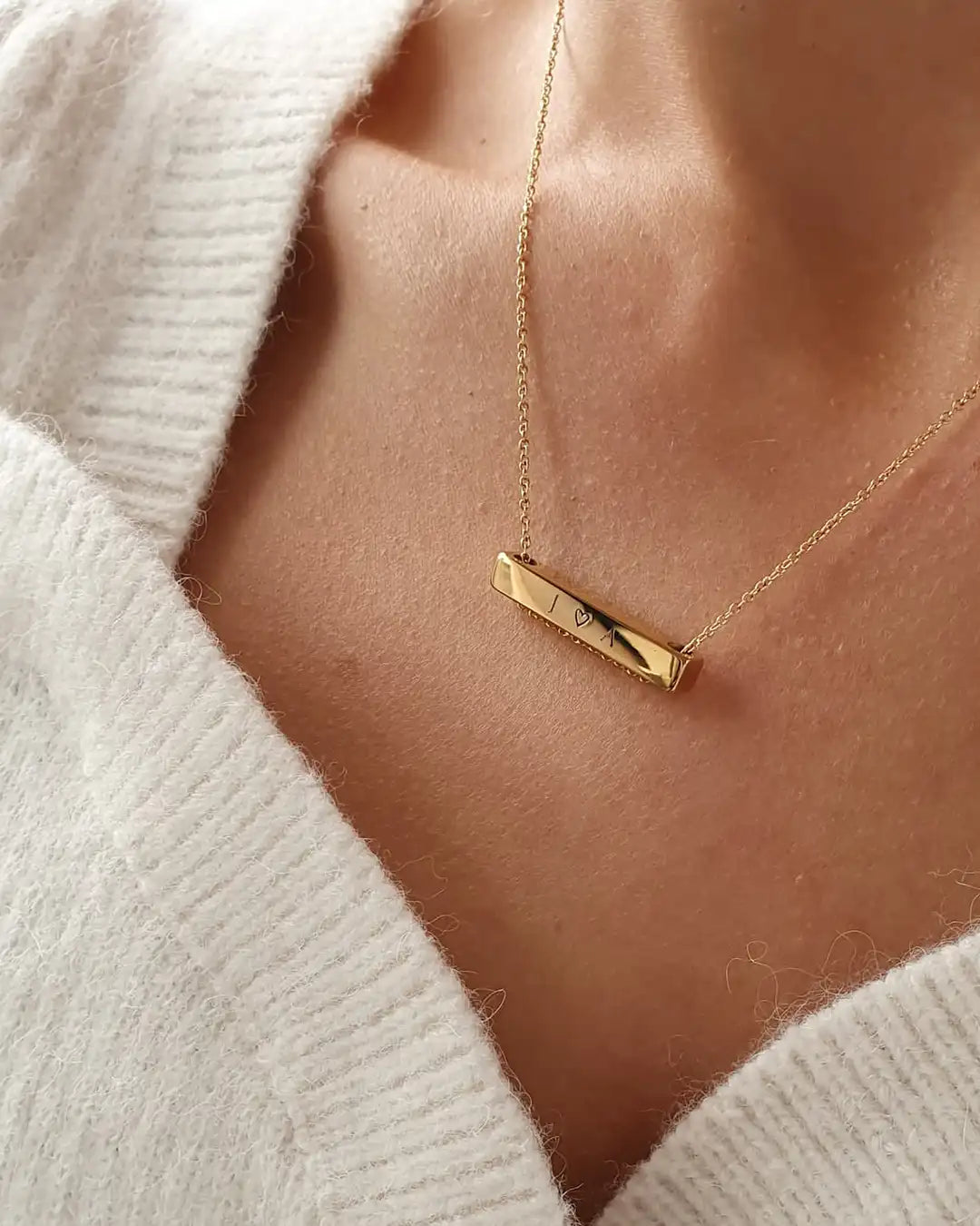 Graverat stavhalsband